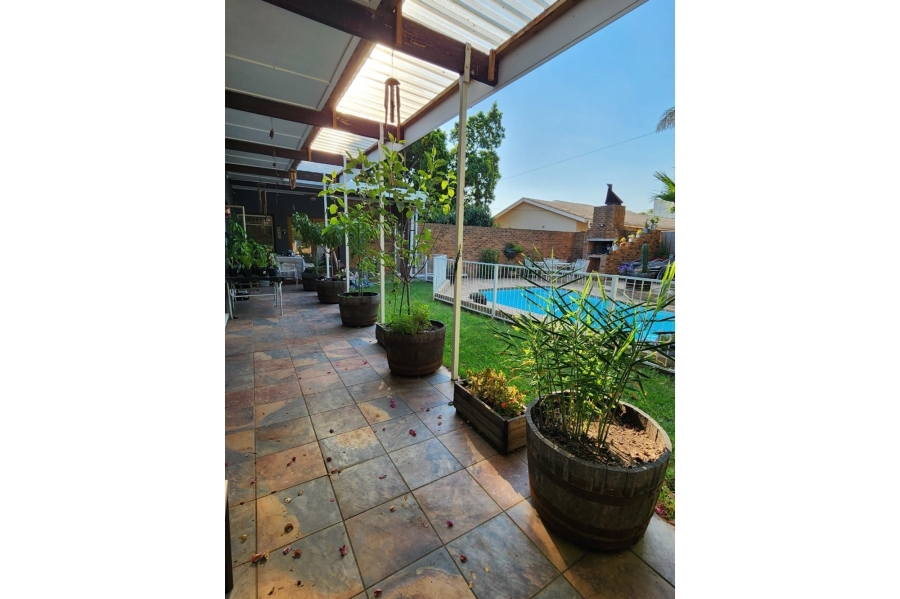 4 Bedroom Property for Sale in Bergzicht Western Cape